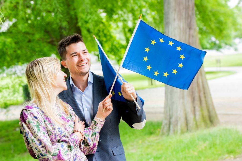 Couple with the European flag